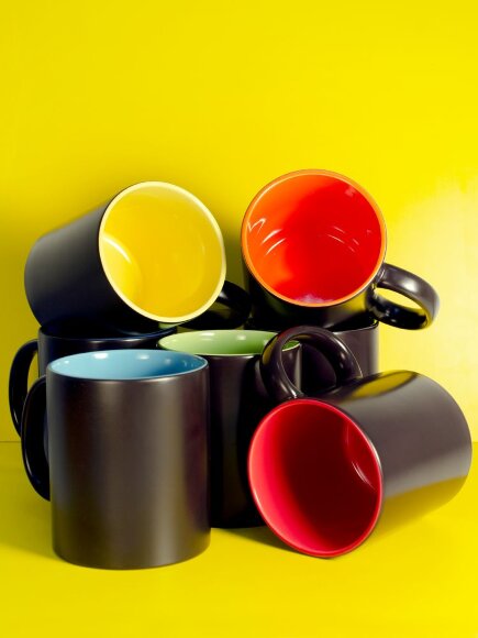 Кружка-хамелеон On Display, матовая, черная с голубым Кружка-хамелеон On Display, матовая, черная с голубым