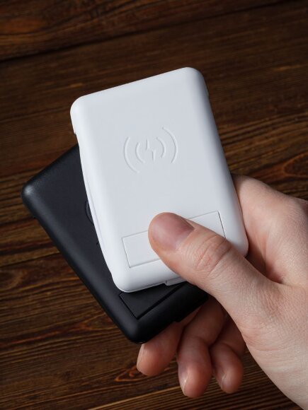 Органайзер с беспроводной зарядкой и набором адаптеров Octopod, белый Органайзер с беспроводной зарядкой и набором адаптеров Octopod, белый