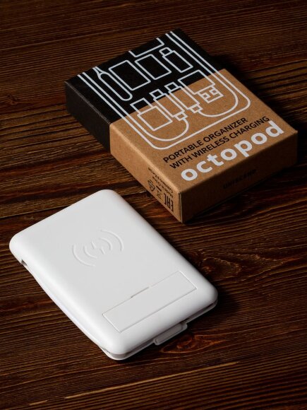 Органайзер с беспроводной зарядкой и набором адаптеров Octopod, белый Органайзер с беспроводной зарядкой и набором адаптеров Octopod, белый
