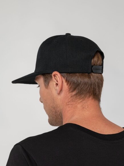 Бейсболка Snapback с прямым козырьком, черная Бейсболка Snapback с прямым козырьком, черная