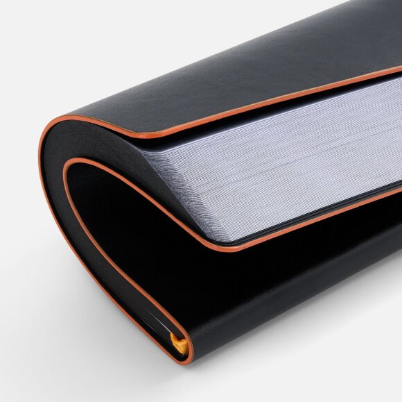 Ежедневник Trait, недатированный, черный с оранжевым Ежедневник Trait, недатированный, черный с оранжевым